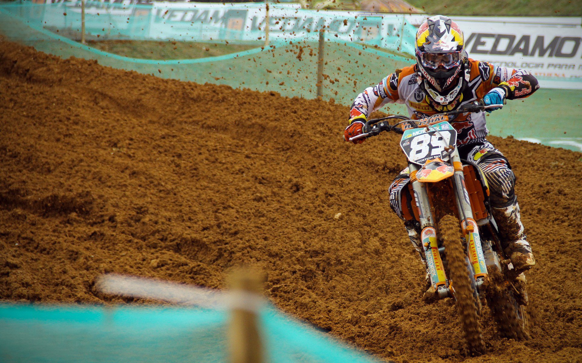 开云·体育官网APP下载-台风过后海边冲浪赛,迎风破浪展英姿,台风即将过去 海面少了波浪